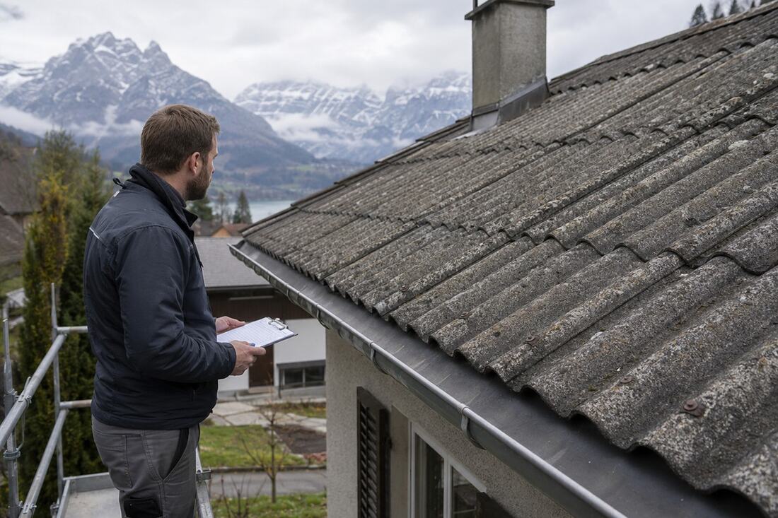 Fachperson begutachtet von einem Gerüst aus eine Faserzement-Dacheindeckung und notiert den Befund